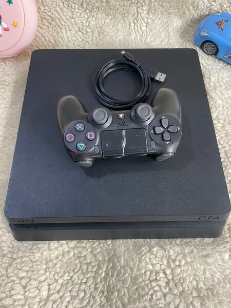 Ps4 Slim Quasi avec 10 Jeux intégrés