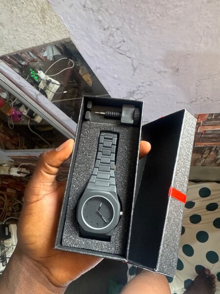 Montre Noire en Acier Inoxydable