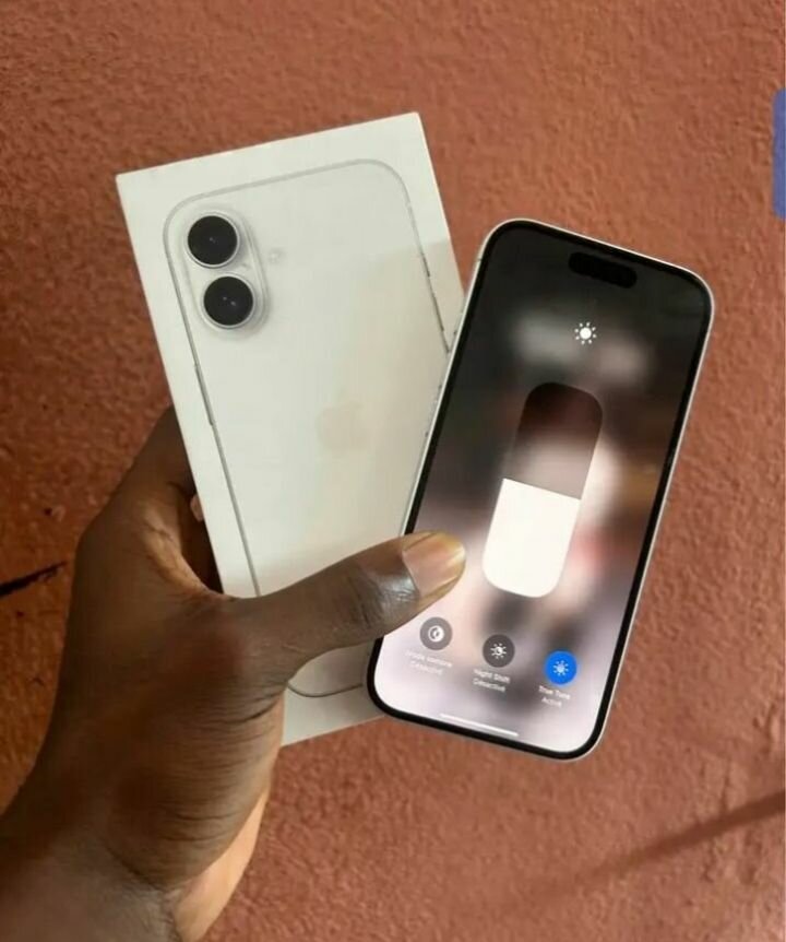 Smartphone moderne avec boîte d'origine