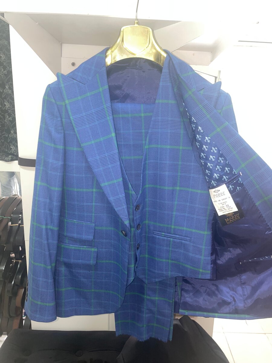 Costume à carreaux élégant