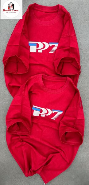 T-shirts rouges assortis pour famille