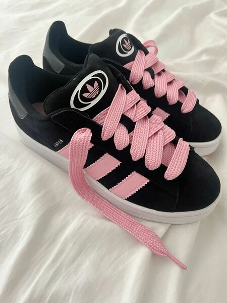 Chaussures de sport noires et roses
