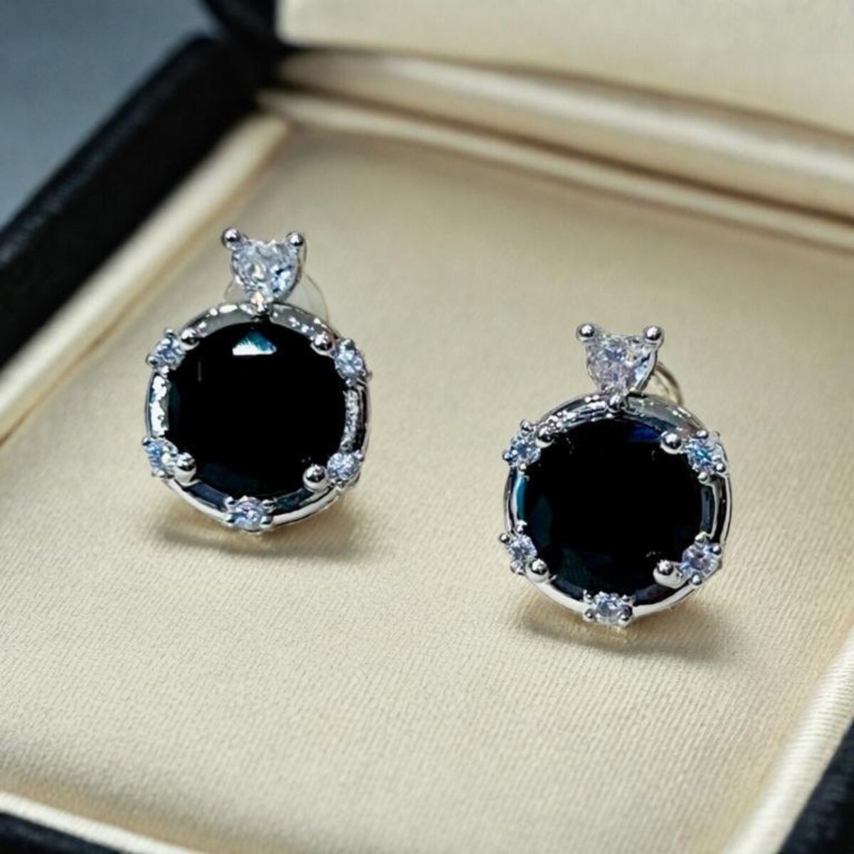 Earings diamond style available in different colors.