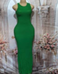 Robe longue moulante aux épaules dégagées et torsadé dans le dos vert