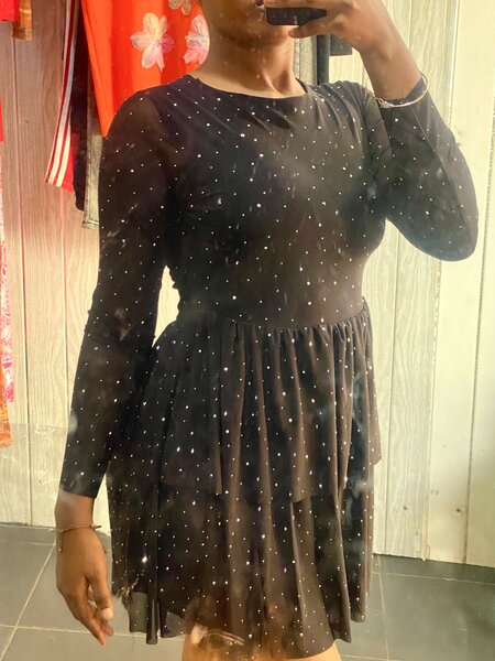 Robe noire à pois scintillants