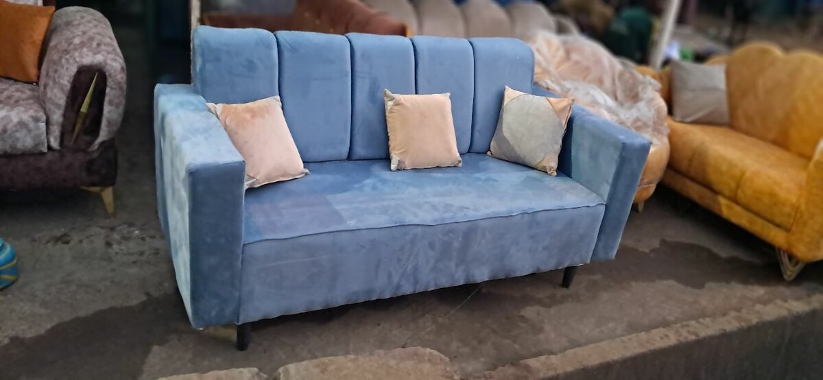 Canapé bleu en velours moderne