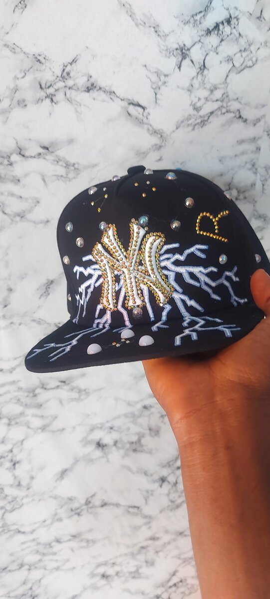 Casquette noire strassée