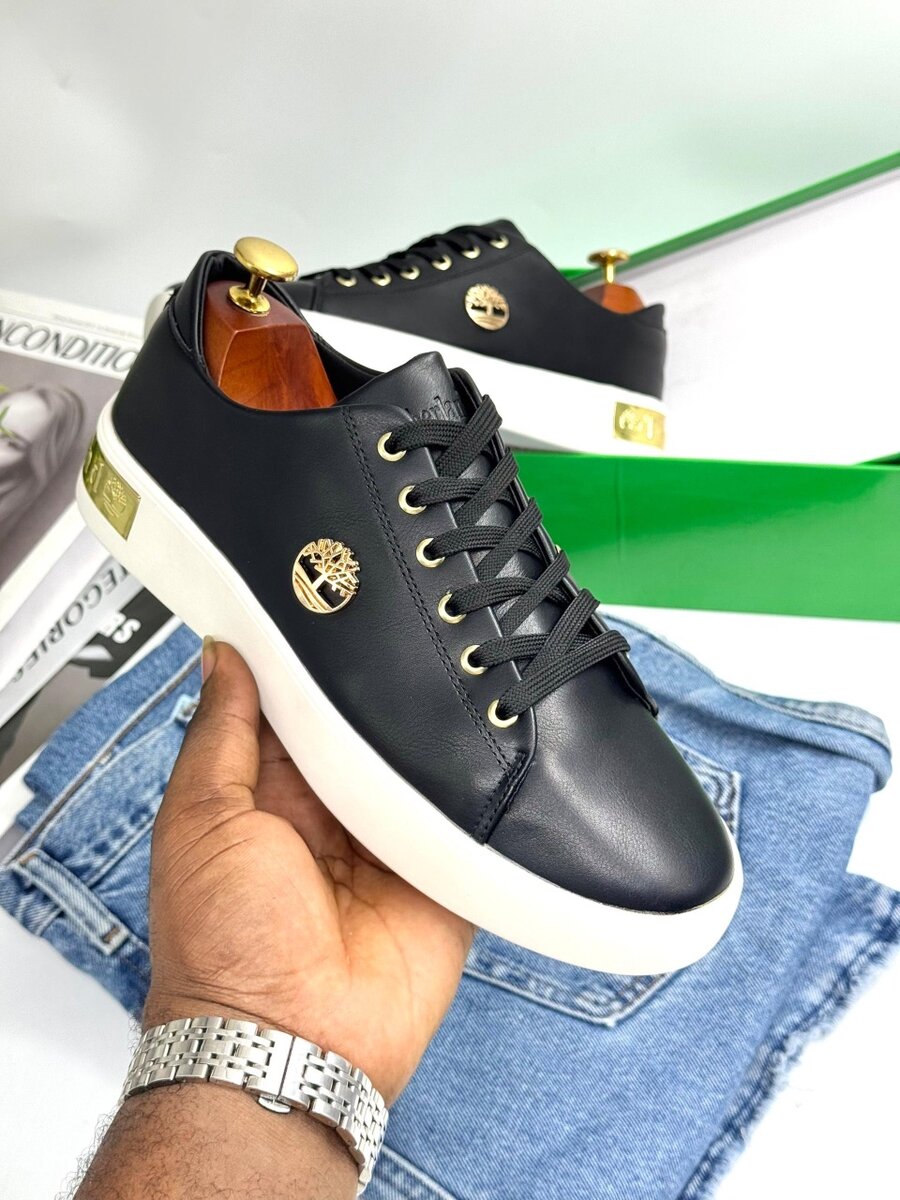TIMBERLAND BLACK AND WHITE