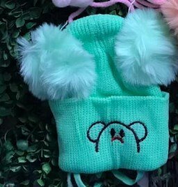 Hat with 2 pompoms and ties, green