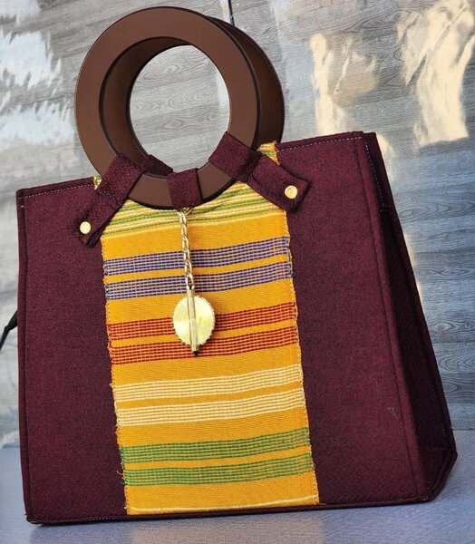 Sac à main en tissu multicolore avec poignées en bois