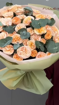 Подборка букетов из самых трендовых сортов пионовидных спрей роз 🥰 их она точно выложит в сторис 🤍