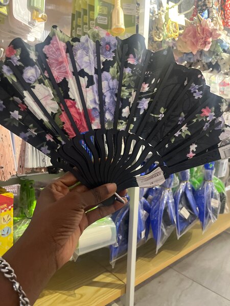 Éventail pliant floral élégant