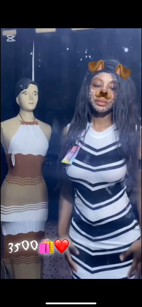 Robe élégante à rayures noires