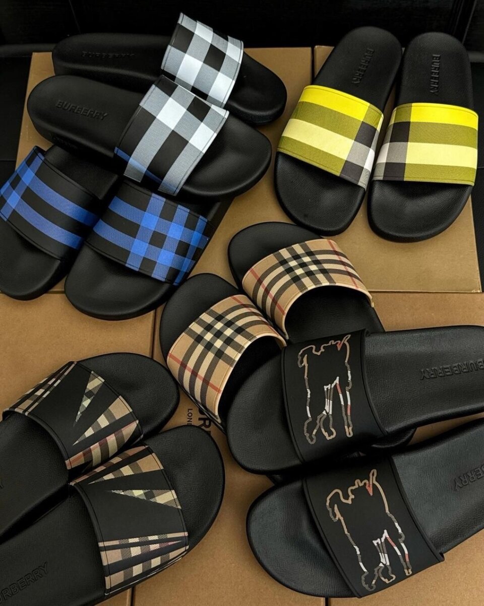 Claquettes à carreaux élégantes