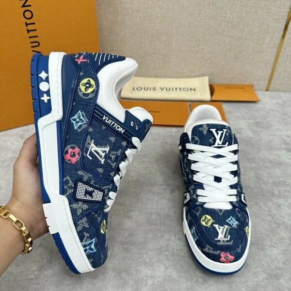 LV sneaker