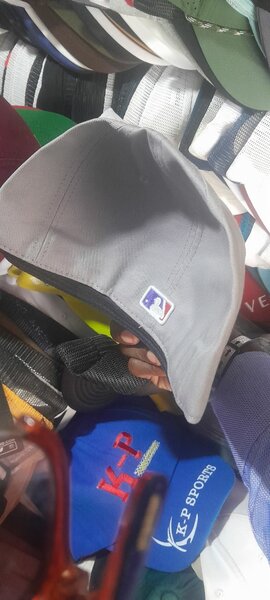 Casquettes élégantes neuves