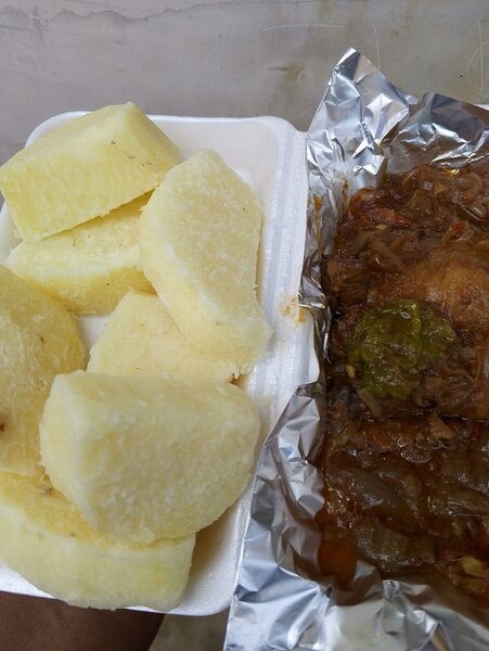 Poulet grillé igname bouillie