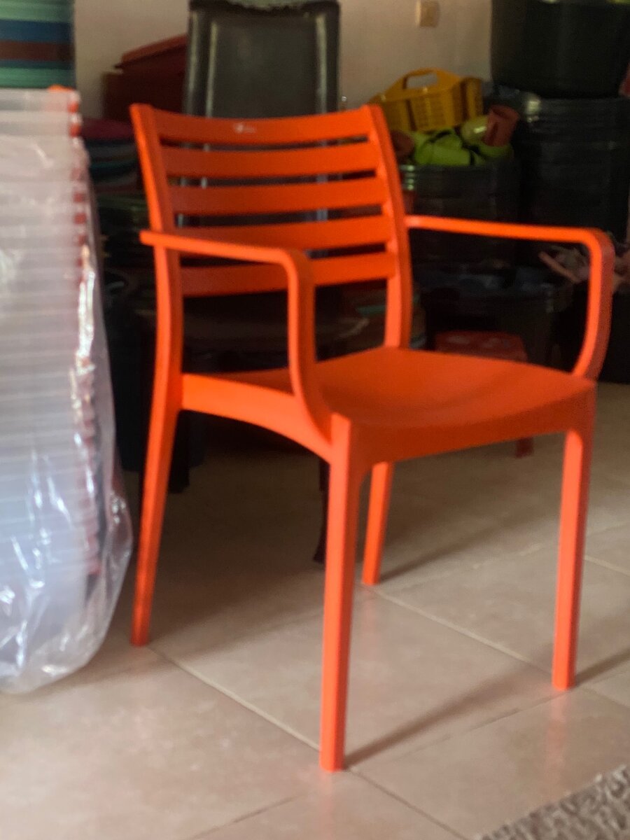 Chaises en plastique empilables