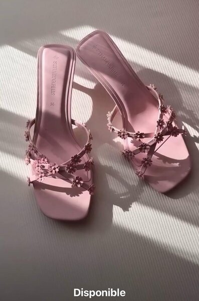 Mules roses à fleurs