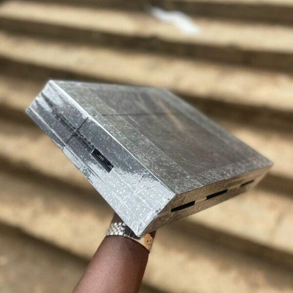 CONSOLE PS4 AVEC 2 MANETTES