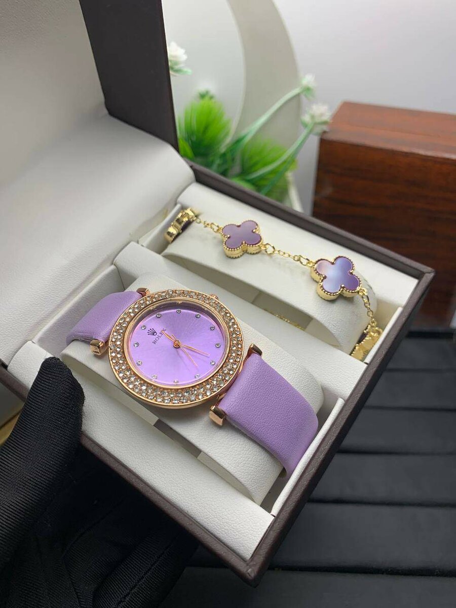 Female combo in a paper box  watch with bracelet