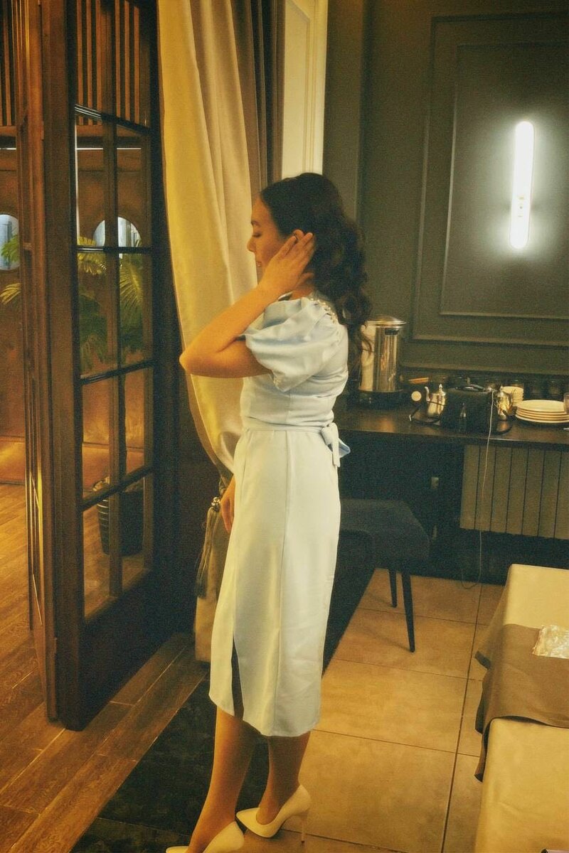 Платье коктейльное в голум цвете