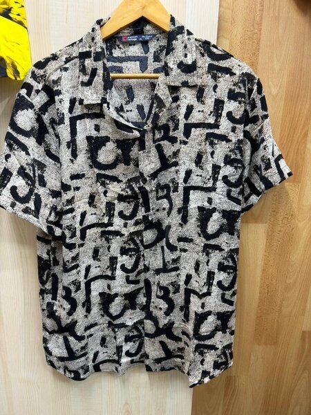 Chemise à motifs abstraits