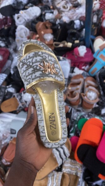 Sandales dorées pour femmes