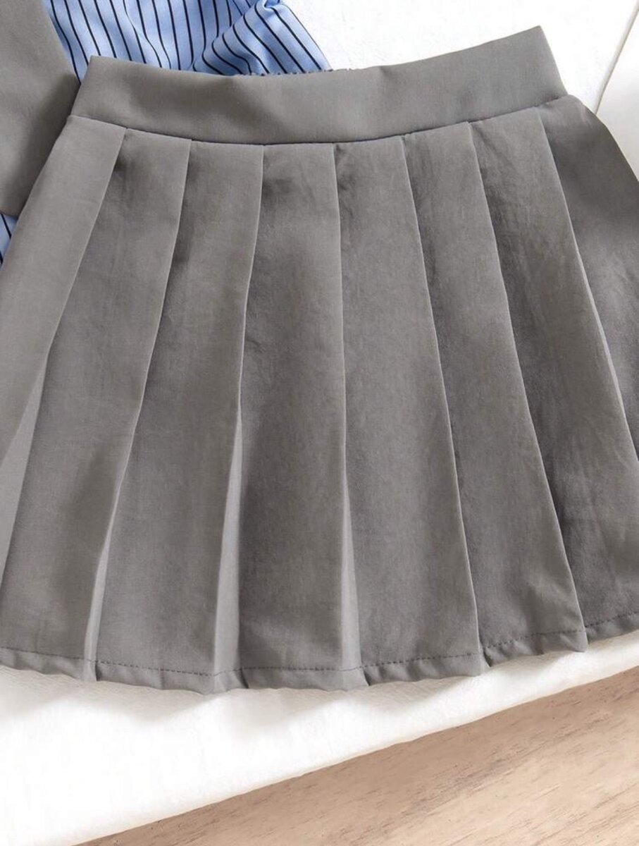 2pcs Girls Shirt With Tie And skirt. 7years