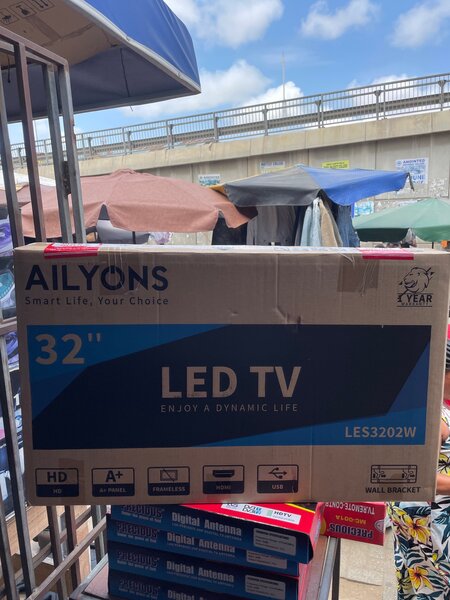 AILYONS 32" TV