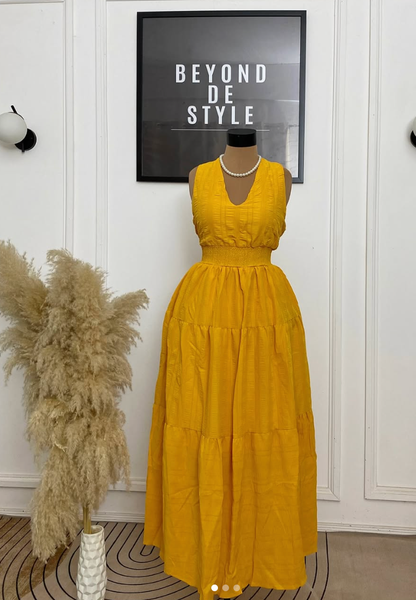 ICONIC SINTCH DETAIL TEXTURED MAXI DRESS.