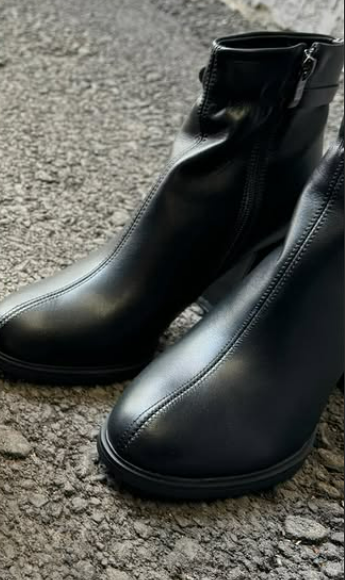 Сапоги на маленьких каблуках — это элегантная и удобная обувь, идеально подходящая для ежедневной носки и длительных прогулок. Они имеют невысокий каблук.❤️🔥