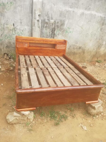 Lit en bois massif durable