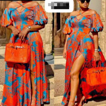 Robe d'été orange vif avec imprimé bleu et bretelles croisées sur la poitrine
