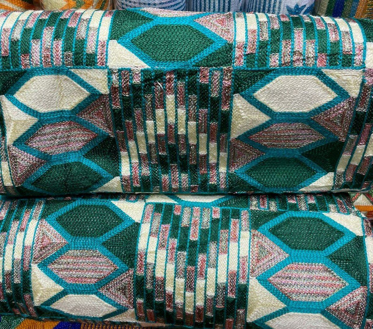 Tissu brodé multicolore