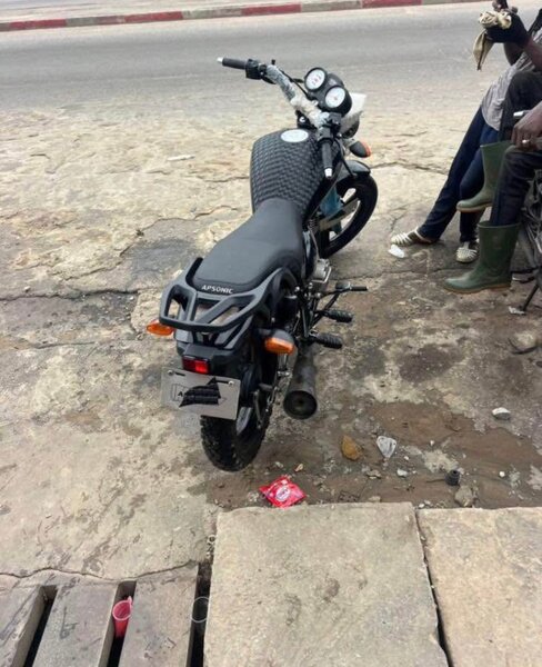 Moto noire polyvalente