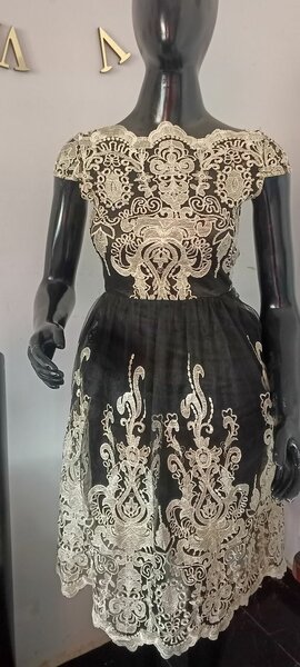 Robe élégante en dentelle brodée