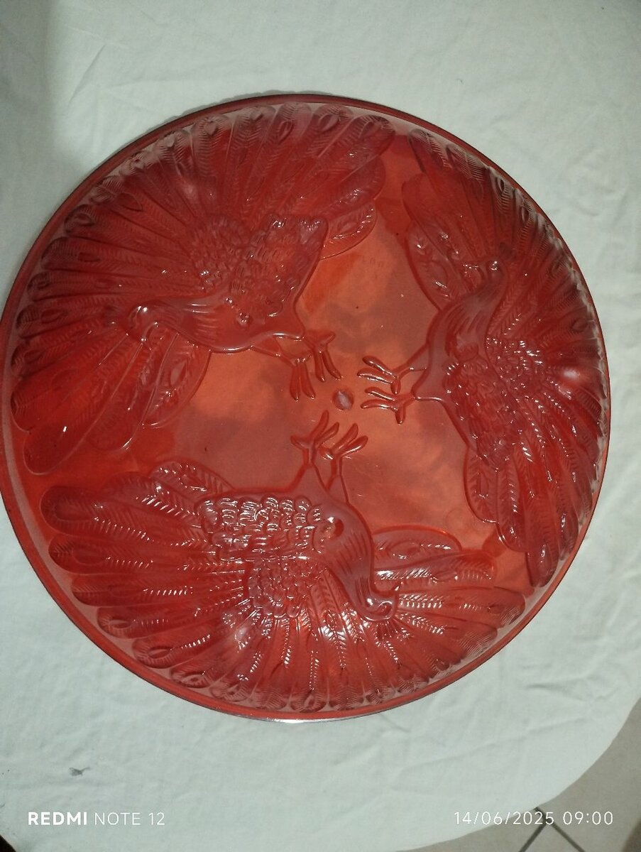 Assiette décorative en verre rouge