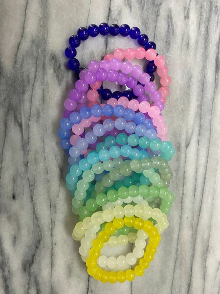 Bracelets en perles arc-en-ciel