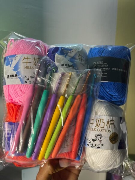 Lot de fils et crochets colorés