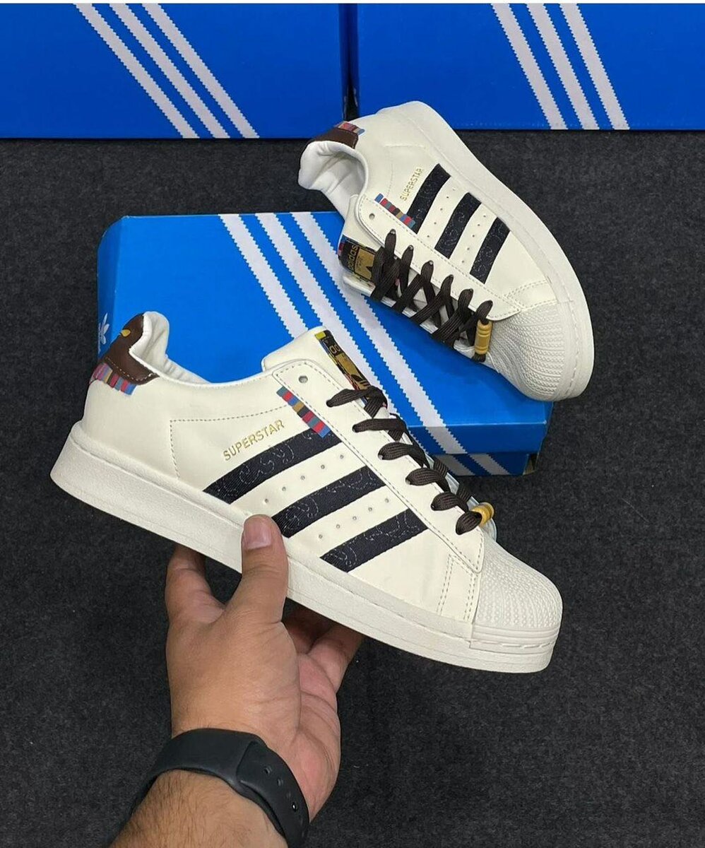 Chaussures adidas avec le carton