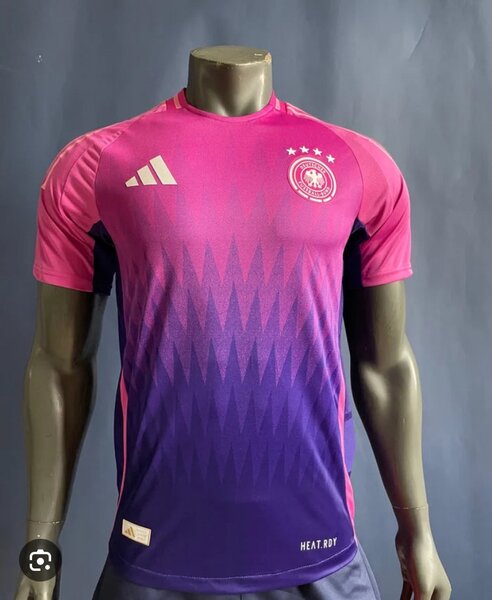 Maillot de football rose et violet