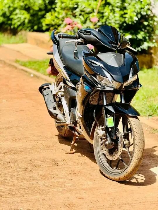 Moto sportive noire élégante