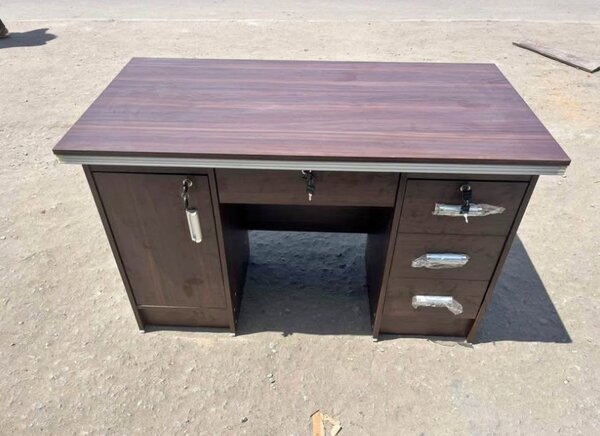 Bureau en bois avec tiroirs verrouillables