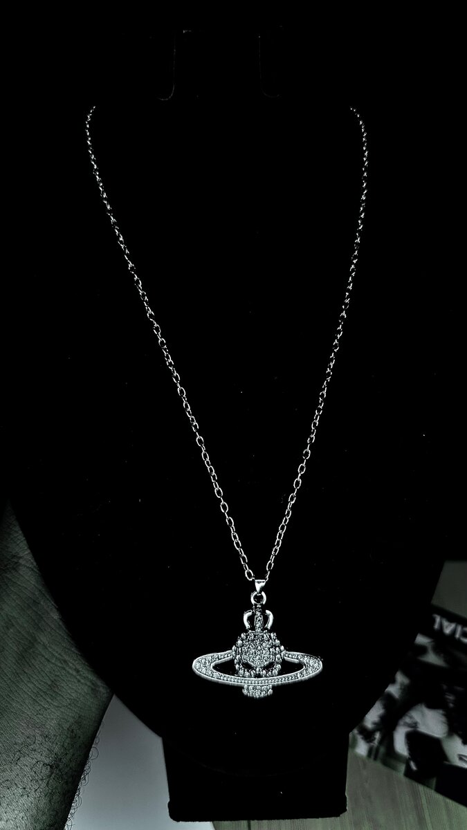 Collier élégant avec pendentif orné