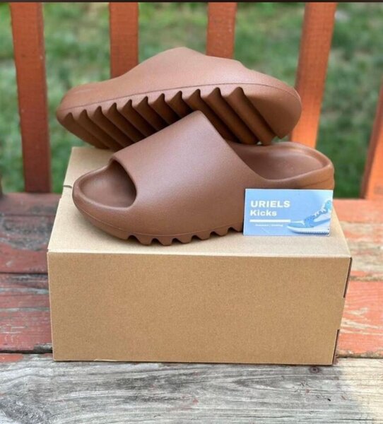 Yeezy slides (brown)