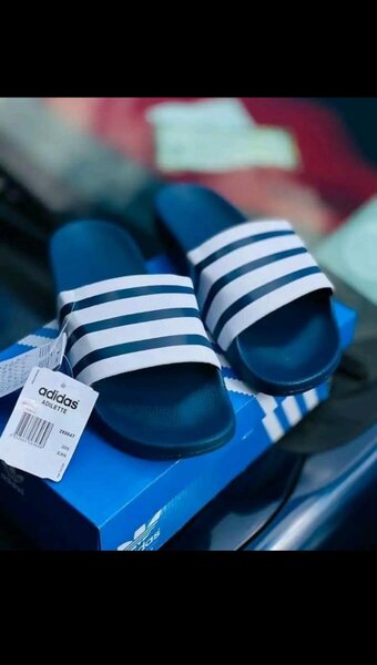 SMOOTH ADILETTE / Slides