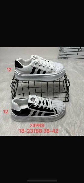 Baskets blanches et noires tendance