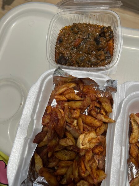 Frites de Plantain Croustillantes avec Sauce Épicée