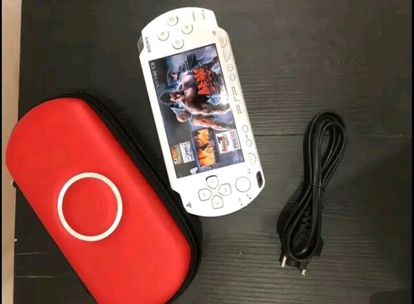 PSP occasion quasi neuve +20 jeux et une pochette offerte